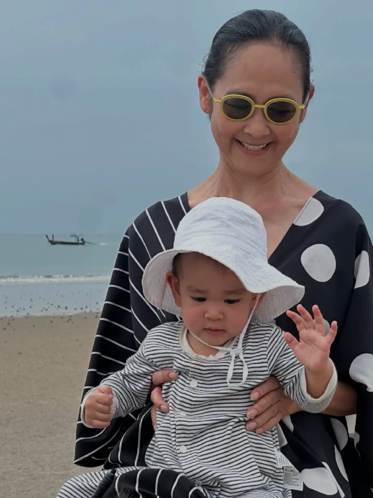  นักแสดงรุ่นใหญ่ ขึ้นแท่นคุณย่าป้ายแดง อวดหลานสาวตัวน้อย 