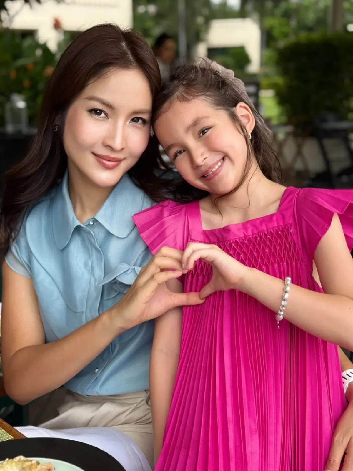 สวยได้แม่เต็มๆ ลูกสาว "กวาง ฟ้ารุ่ง" ฉายออร่านางงาม วัย 6 ขวบ