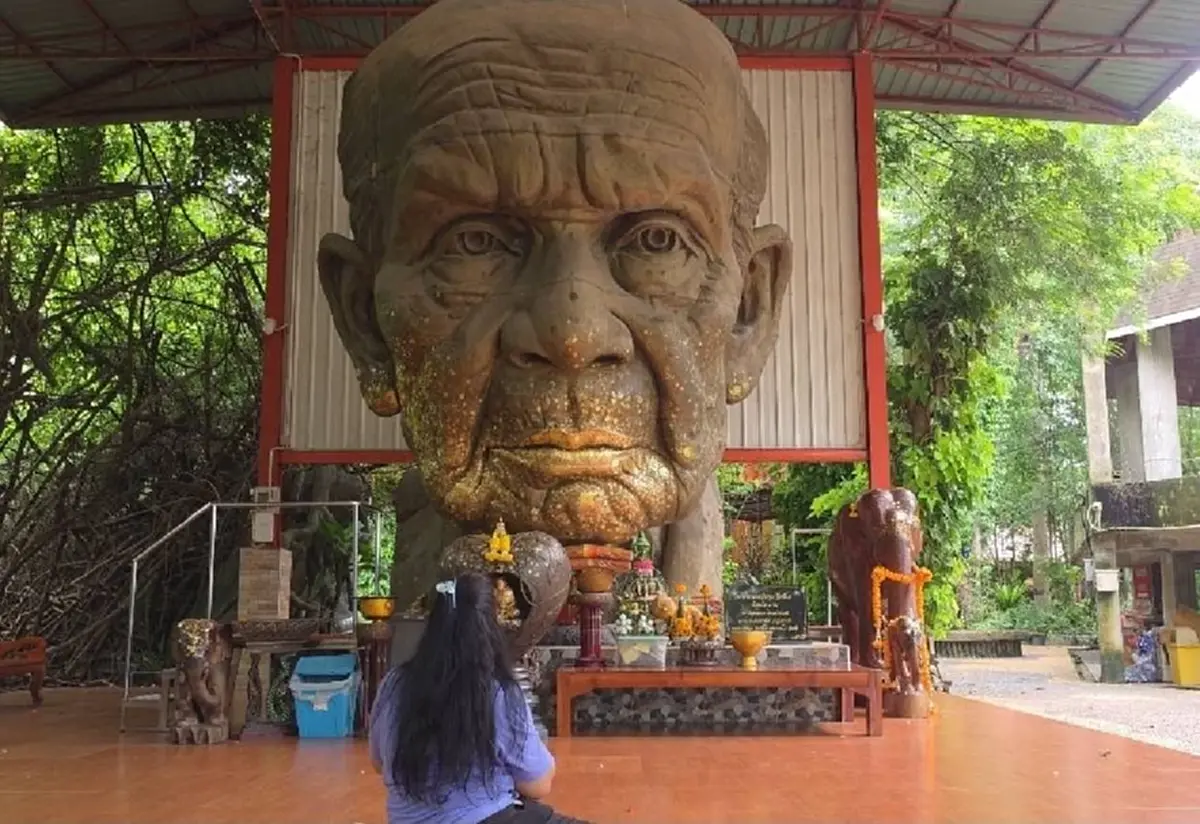 สายบุญคึกคัก! แห่ขอพรแม่ตะเคียนทอง ก่อนหยิบเลขตรงทะเบียนรถ