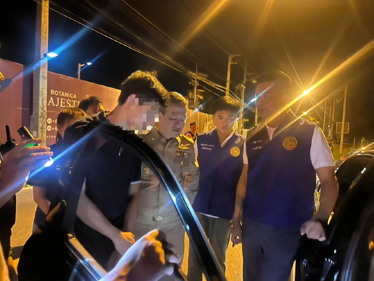 นาทีจับกุม! สกัดจับซุกอาวุธและเครื่องกระสุนแอบใต้รถ กลางเมืองภูเก็ต