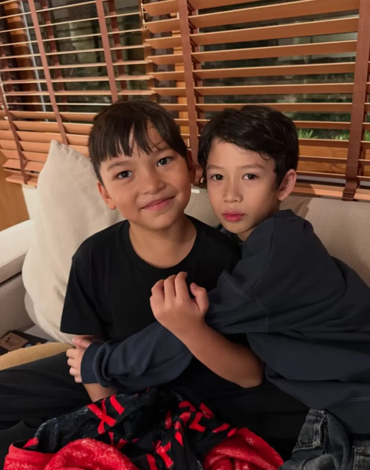 กอดนะเพื่อน "น้องโพธิ์" กอด "น้องมิก้า" ให้กำใจเพื่อนในวันสูญเสีย