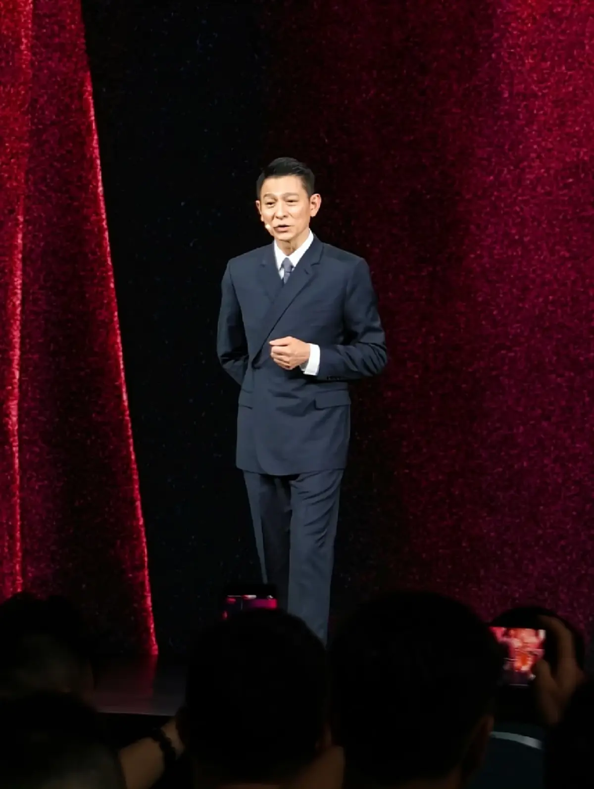 สมฐานะซุปตาร์ตลอดกาล  "หลิวเต๋อหัว" คว้าปริญญา ดร. ในวัย 64 ปี