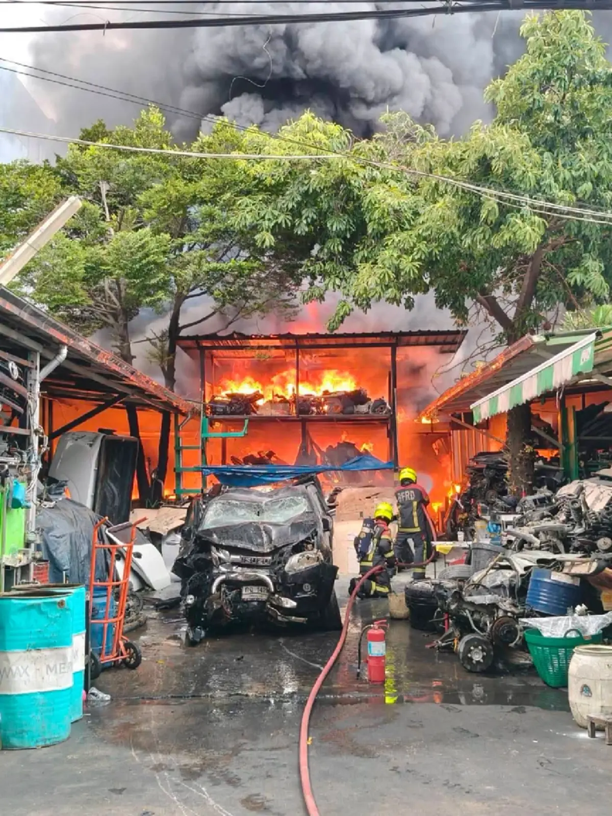 นาทีระทึก! เพลิงไหม้อู่ซ่อมรถรัชดา 36 ระดมดับเพลิงเร่งเข้าควบคุมสถานการณ์