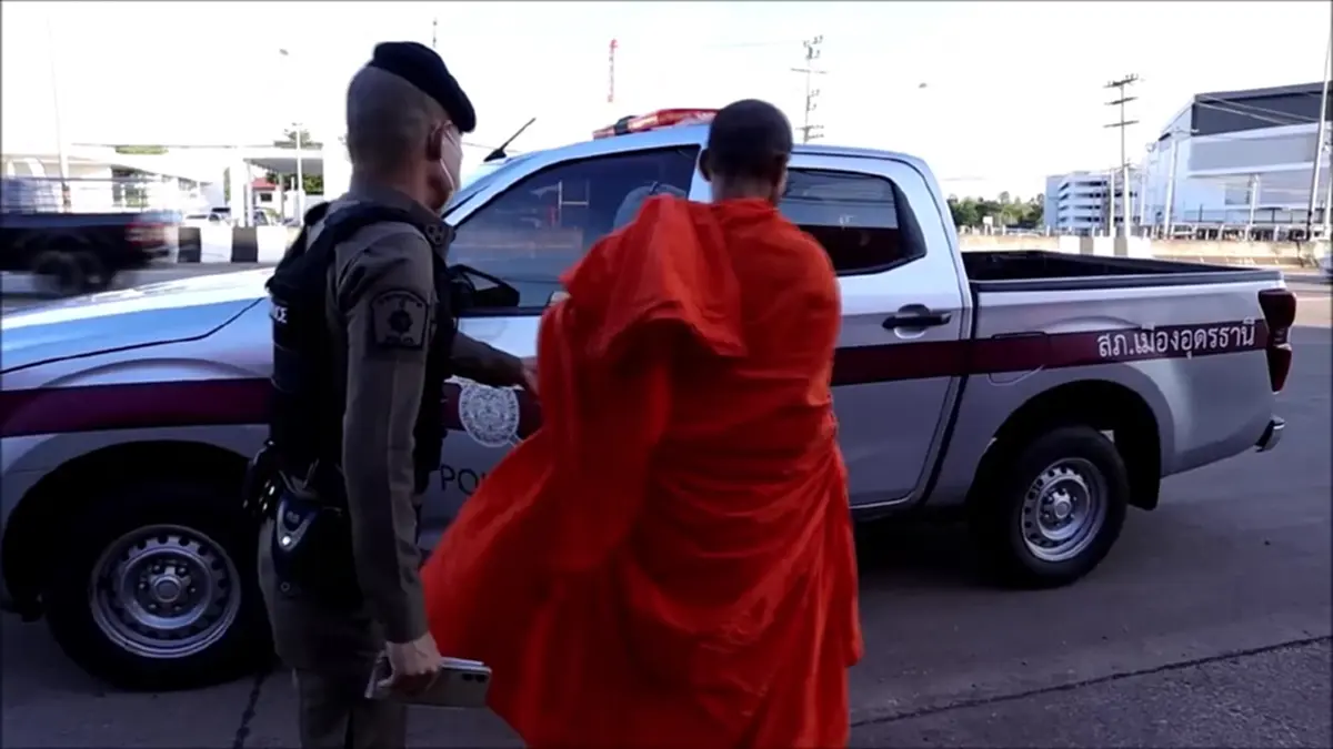 หลวงพี่วัดดังทิ้งรถไว้กลางสี่แยก บอก มีผู้หญิงแปลกๆ นั่งมาด้วย