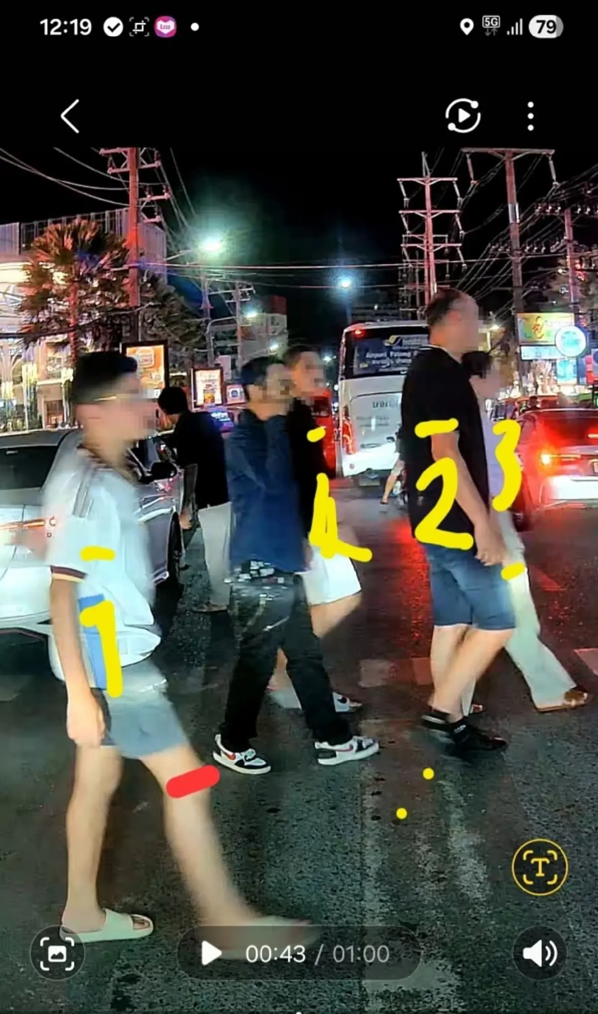 เอาอีกแล้ว "อิสราเอลปะทะตุ๊กตุ๊ก" ลามถึงขั้นถ่มน้ำลายใส่