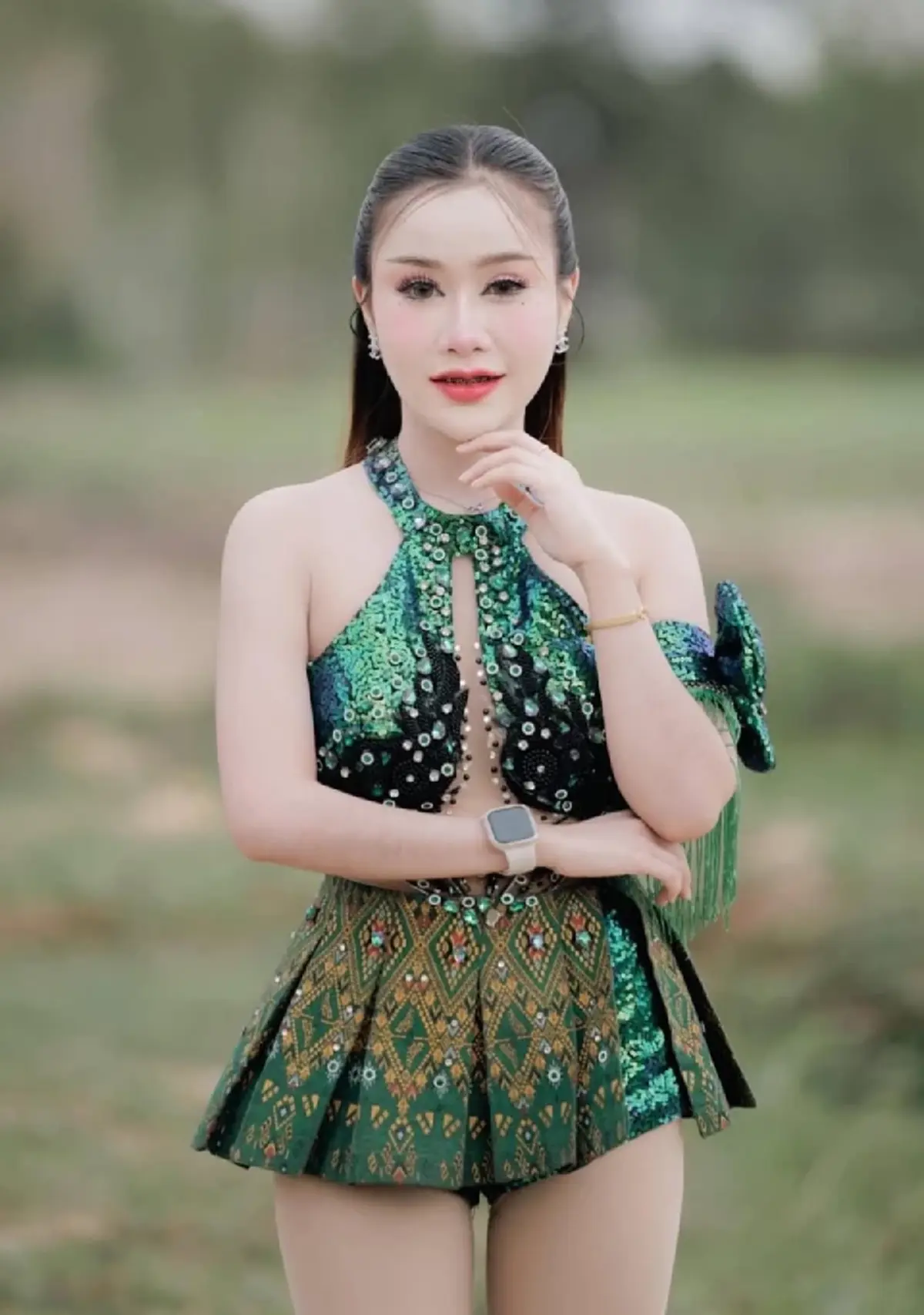 ส่องทะเบียน หมอลำสาว ฟาดเคราะห์ ทางมะพร้าวร่วงใส่รถ ทิ่มทะลุกระจก