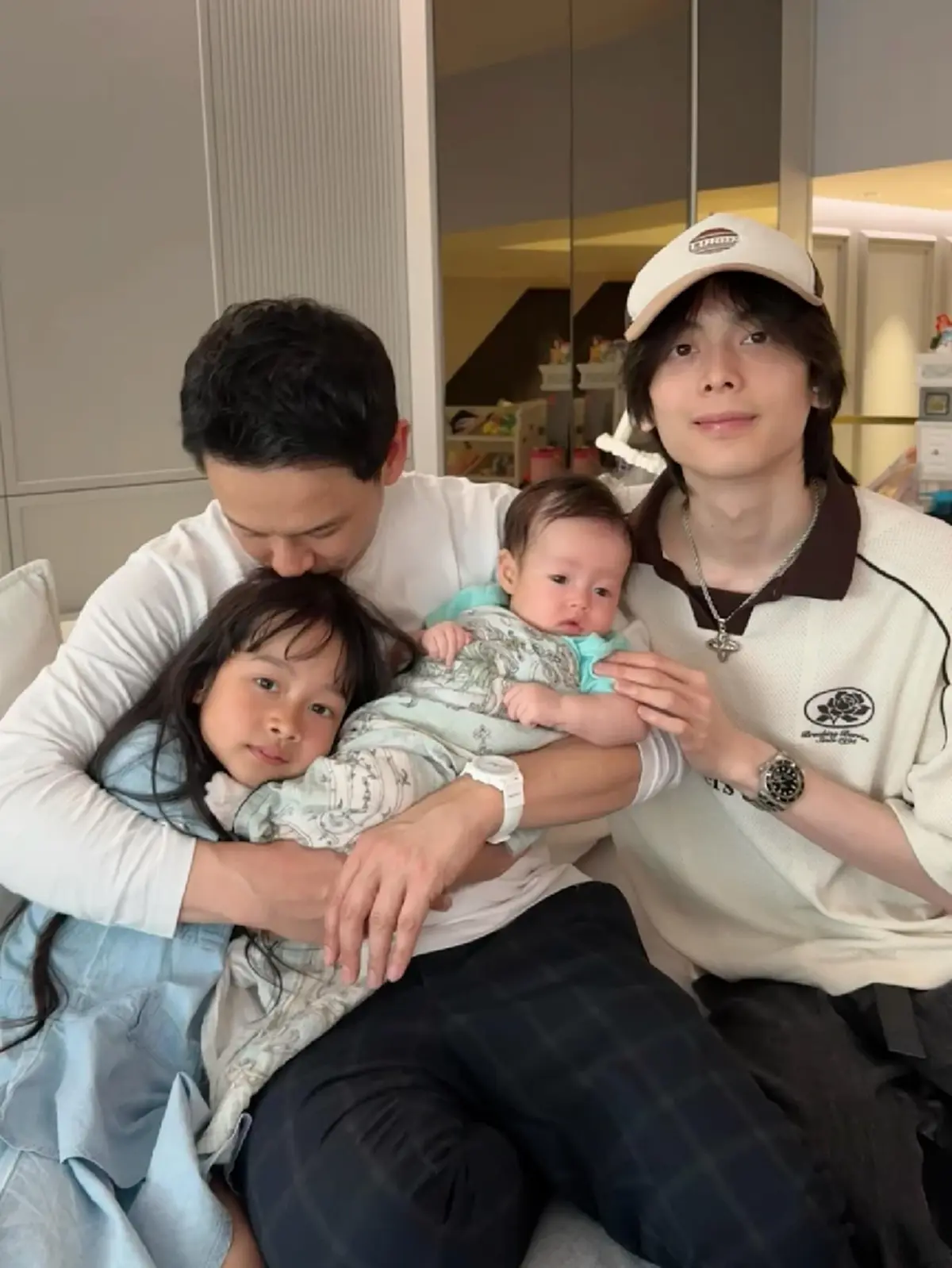 ส่องภาพครอบครัว  ฟลุค เกริกพล  คุณพ่อลูกสาม หน้าตาดี DNA ปังยกบ้าน 