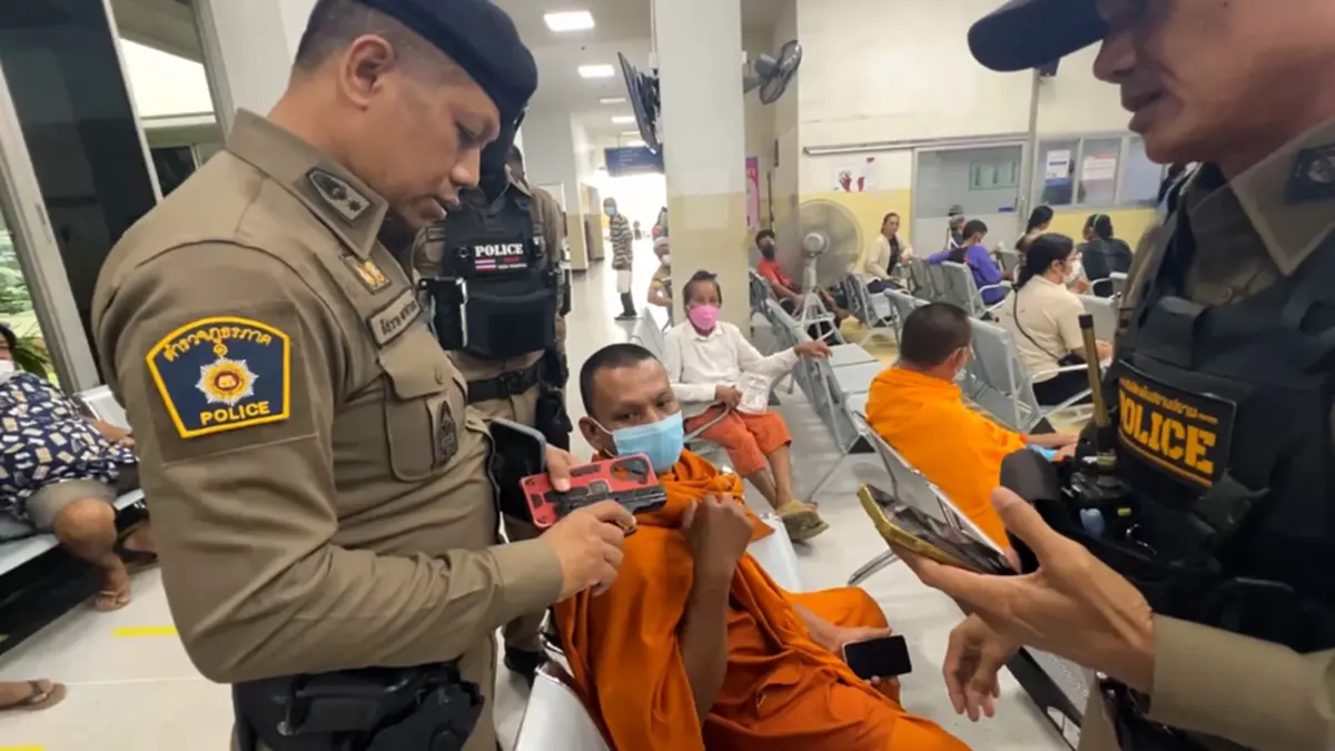 ผวาทั้ง รพ. เห็นด้ามปืนโผล่จากกระเป๋าพระ แจ้งตำรวจสุดท้ายหักมุม