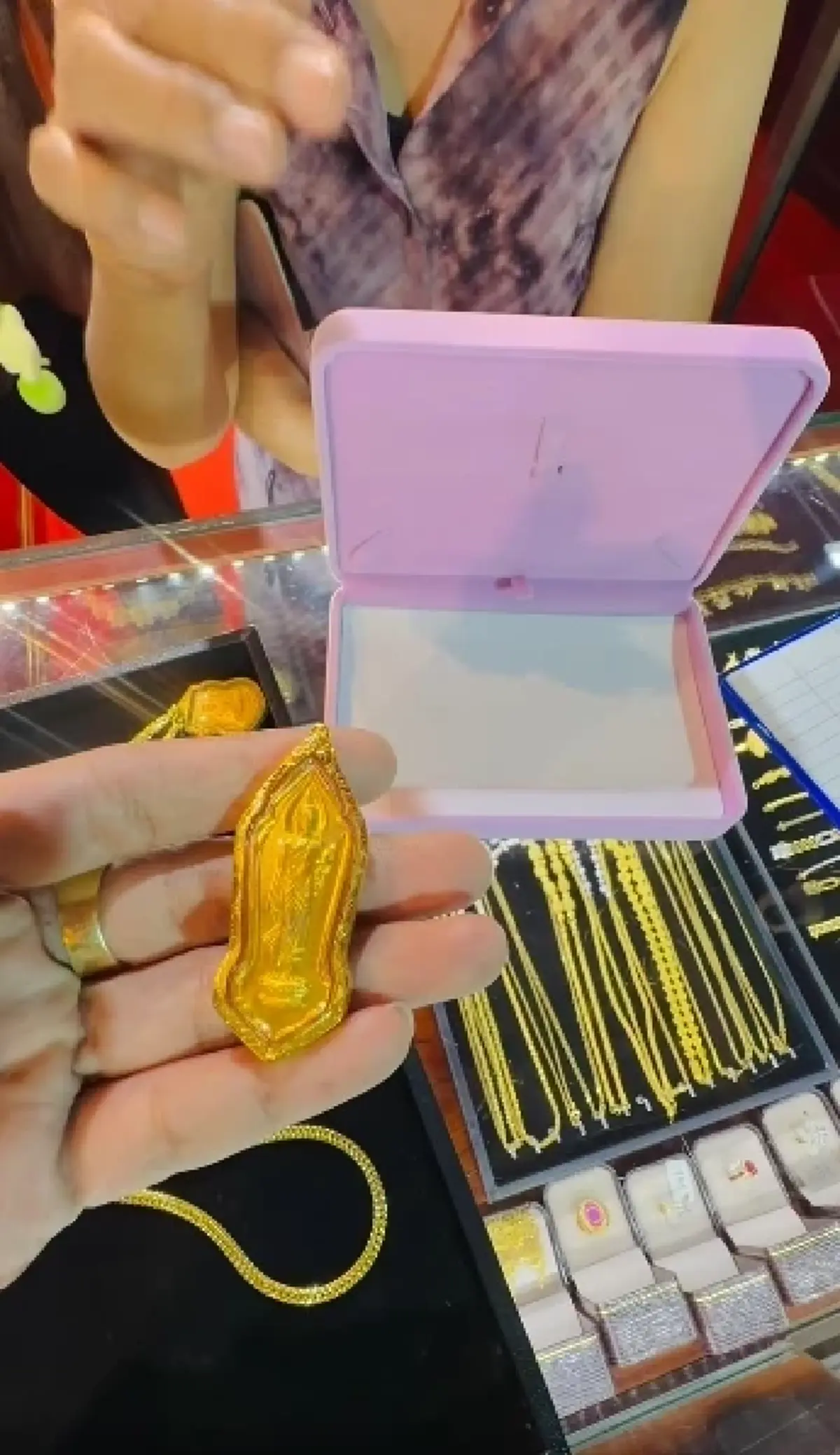 ลูกค้านำพระเครื่อง ประเครื่องประดับ ให้ นะโม ตรวจ รู้ผลทำเข่าทรุด