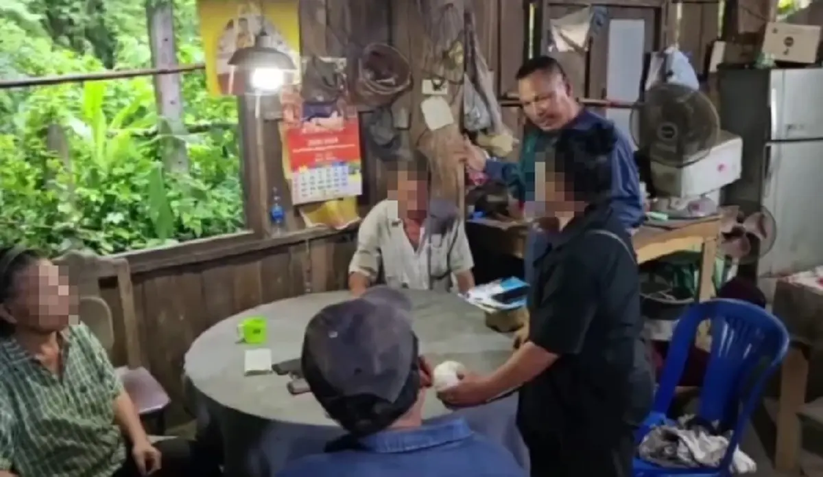 ฉุนแทงไฮโลไม่ถูก! แจ้งตำรวจจับวงพนัน รวบ 3 นักพนันพร้อมของกลาง