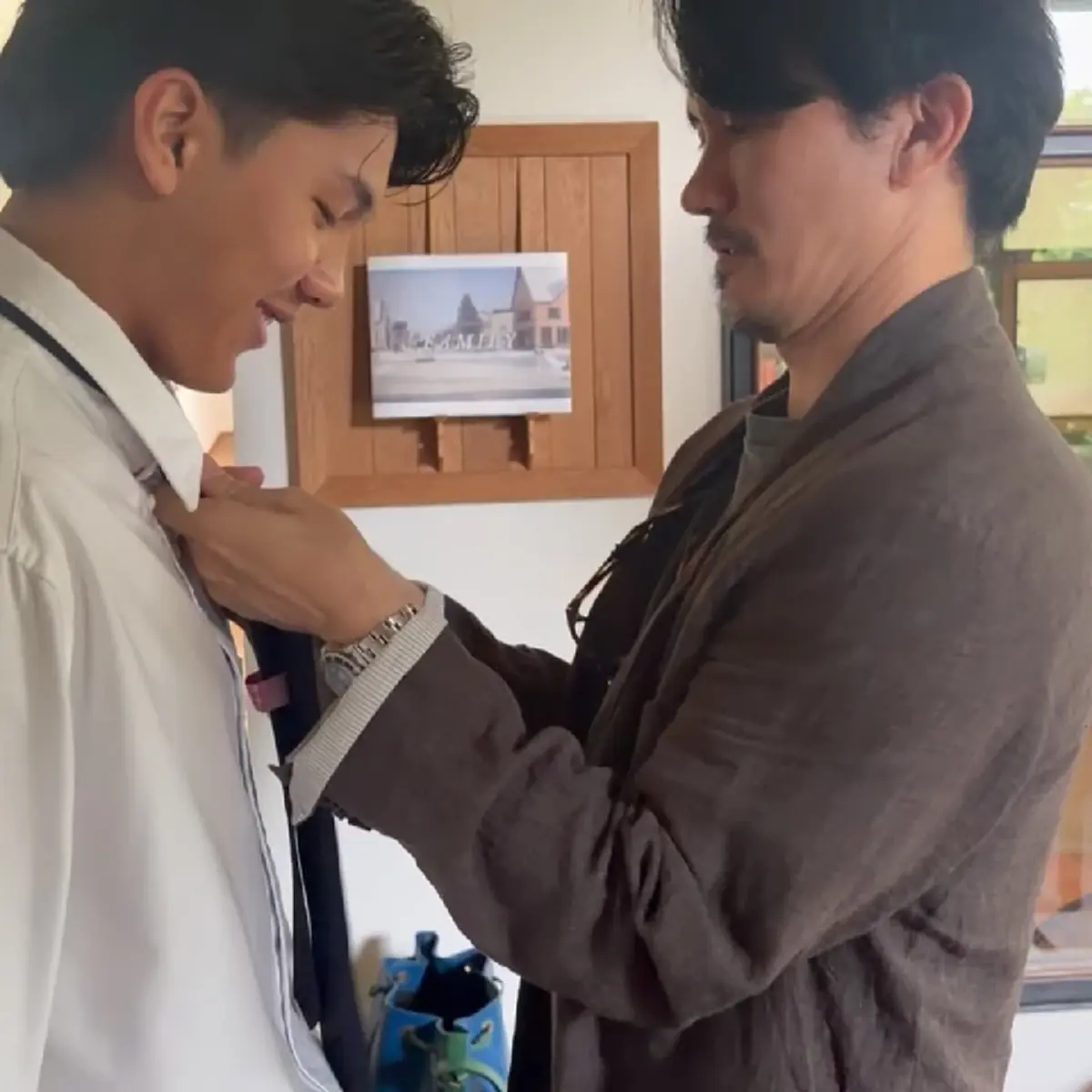  "เคน ธีรเดช" ผูกเนคไทให้ "น้องคุณ" หลังสอบติดเป็นนิสิตจุฬาฯ  