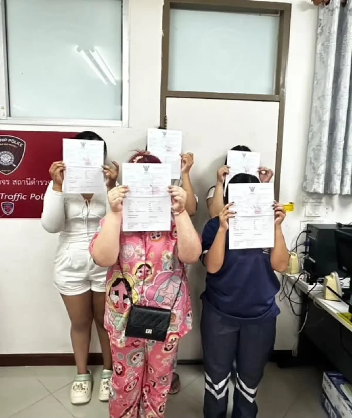โดนแล้ว 5 สาว สร้างคอนเทนต์เต้นหวาดเสียว ตีลังกา กลางถนนสุขุมวิท