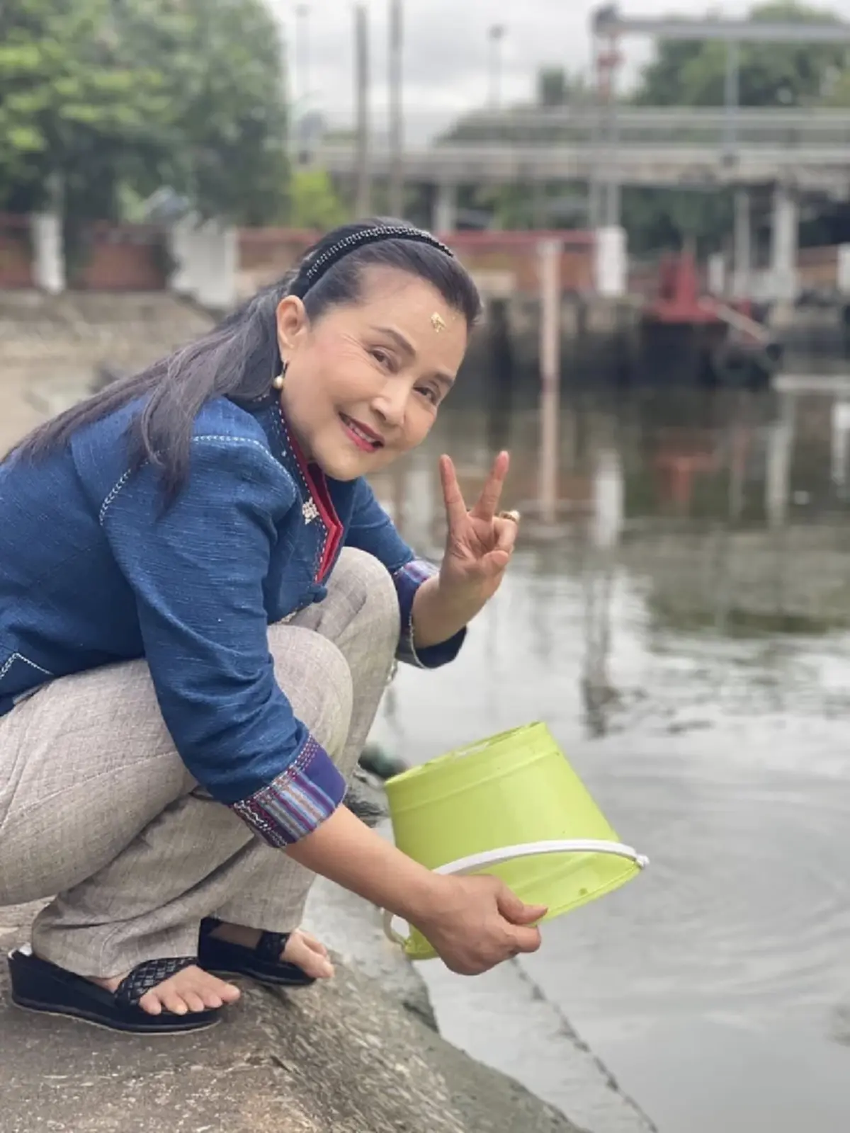 ส่งพลังใจรัวๆ "ไก่ ปริศนา" อดีตนางเอกดัง ยิ้มสู้มะเร็งระยะ 4  