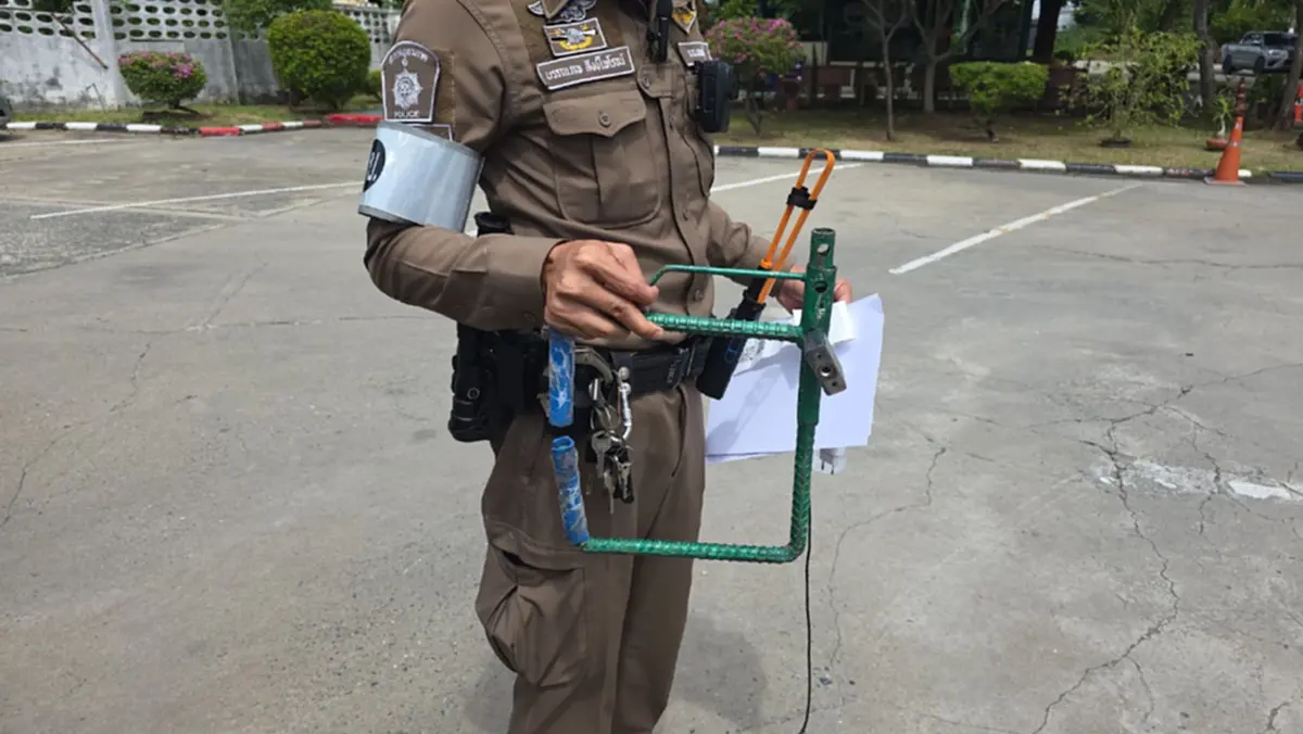 หนุ่มหัวร้อนท้าถอดเครื่องแบบใส่เดี่ยว "จ่าจักร" หลังโดนล็อคล้อ