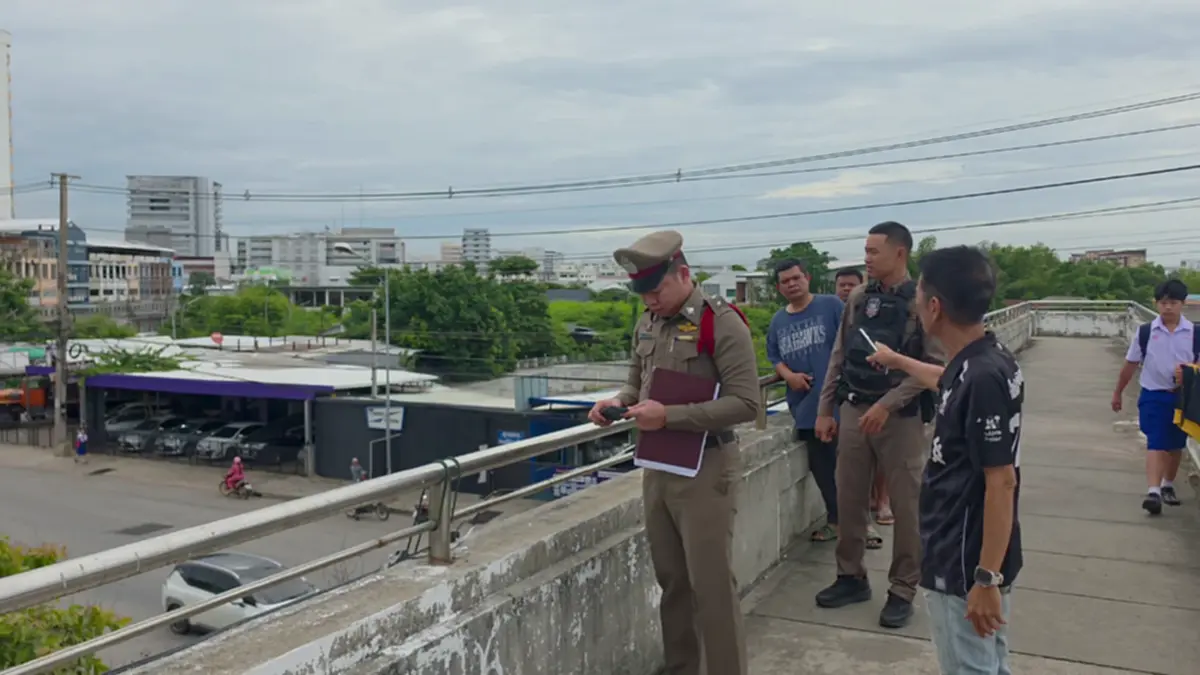 สลดเช้าหน้าโรงเรียน พบชายวัย 39 ปีเสียชีวิตบนสะพานลอย
