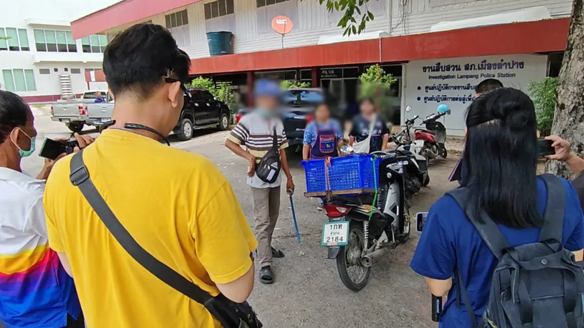 หวิดปะทะ! ลุงลากสุนัข 2 กม. อ้างโซ่ติดโช้กรถ เจ้าของยันดำเนินคดี