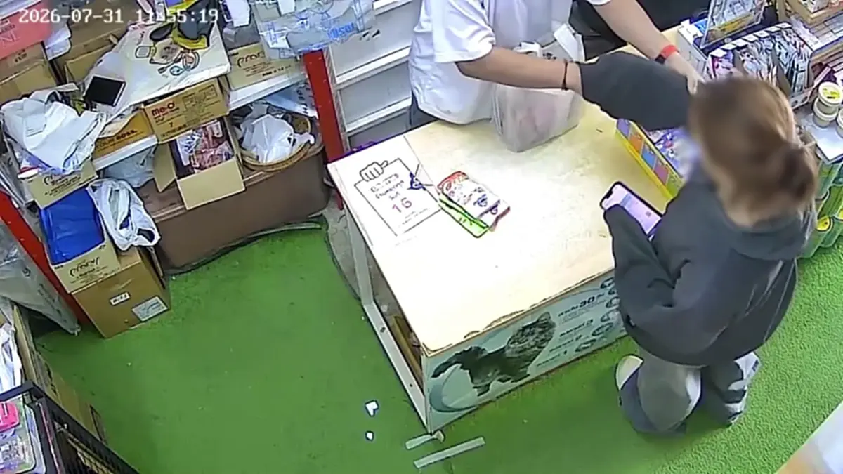 หญิงซุกอาหารแมวเปียกในเสื้อ เจ้าของร้านไม่เอาเรื่อง