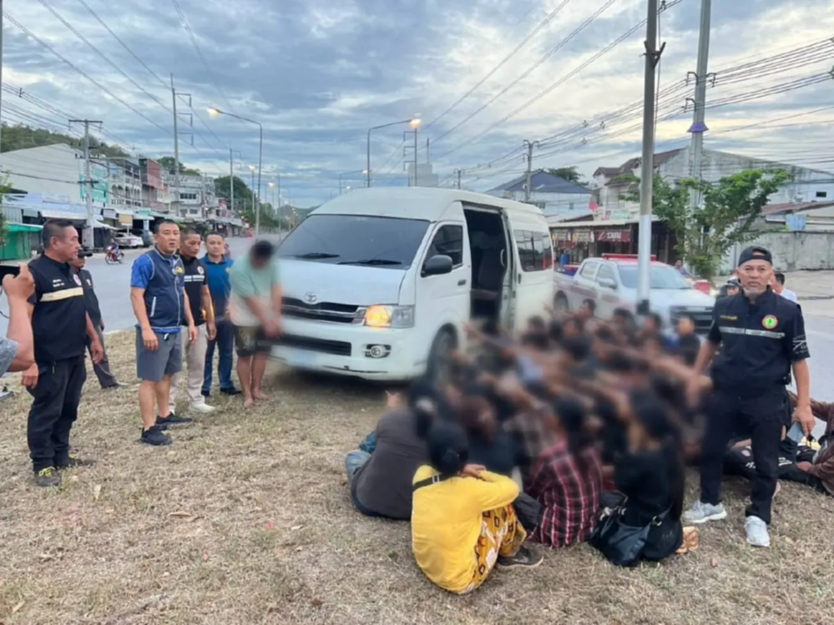 หนีไม่รอด! รถตู้ขนแรงงานเถื่อน ซิ่งหนีกว่า 60 กม. เสียหลักคว่ำคาเกาะกลาง