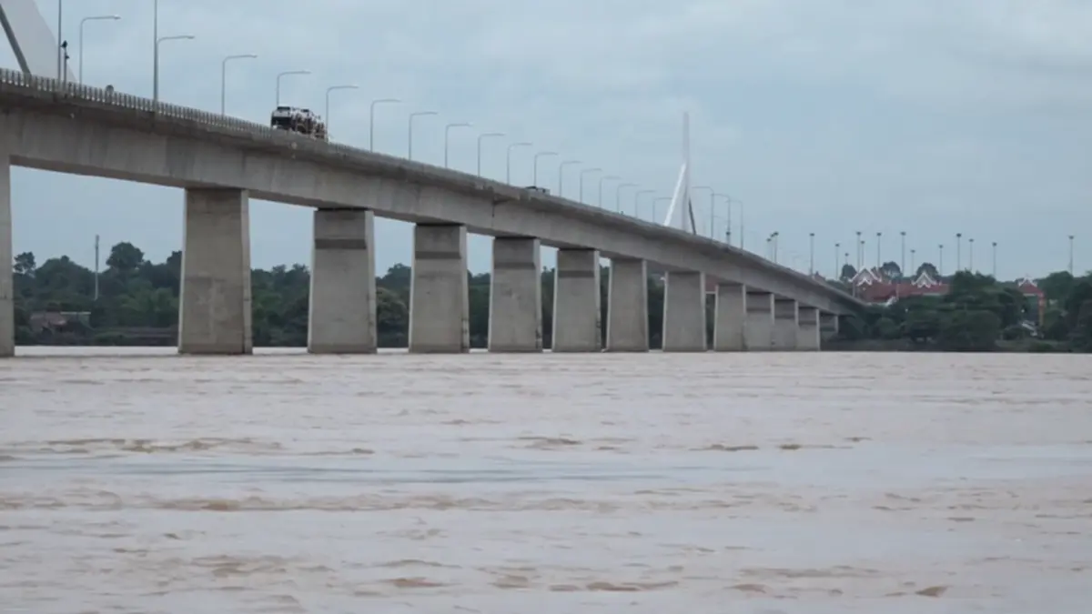 น้ำโขงมุกดาหารพุ่งจ่อเตือนภัย ตลาดอินโดจีนเร่งขนของหนีน้ำ