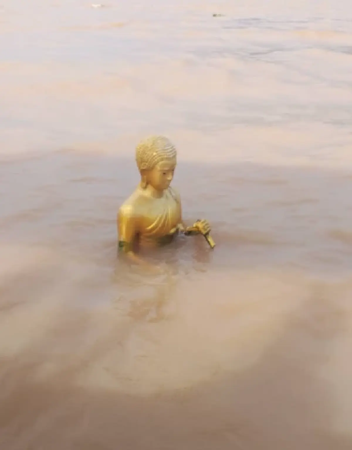 ฮือฮา "พระสิวลีลอยน้ำ" โผล่ติดหน้าวัด ชาวบ้านแห่กราบห็นเลขโผล่