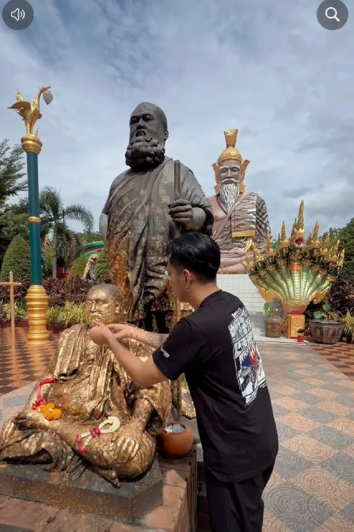 ส่อง บอล เชิญยิ้ม สักการะพระฤาษีนารอด ฮือฮาเลขหางประทัด