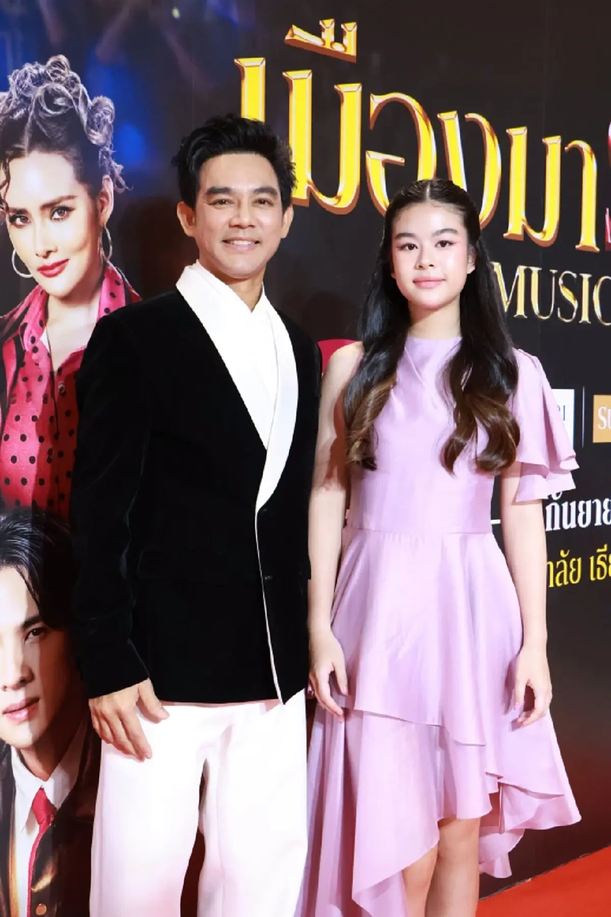 ออร่านางเอกจับ ลูกสาว "พ่อมอส" ออกงานกาล่า ลุคเดรสม่วงหวานฉ่ำ 