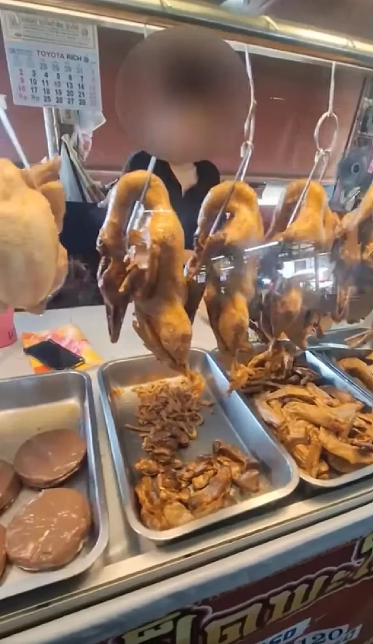 จับต่างด้าว ลักลอบขายเป็ดพะโล้กลางตลาดเมืองเชียงใหม่