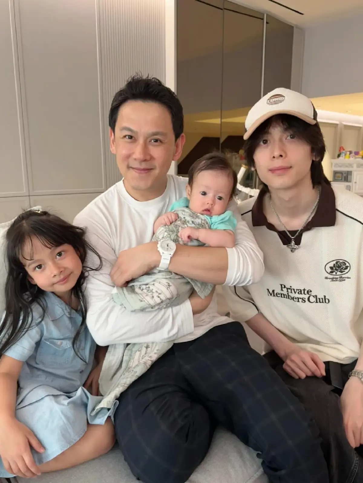 ส่องภาพครอบครัว  ฟลุค เกริกพล  คุณพ่อลูกสาม หน้าตาดี DNA ปังยกบ้าน 