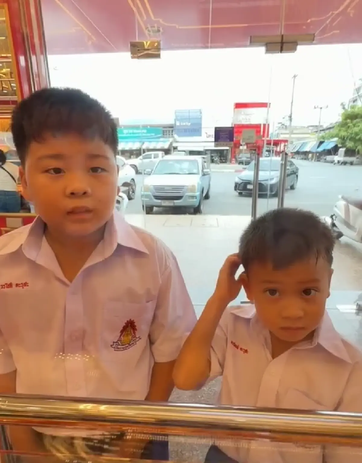 สองพี่น้อง เดินเข้าร้านทอง ก่อนทำเรื่องใจฟู น้ำตาไหลอาบแก้ม
