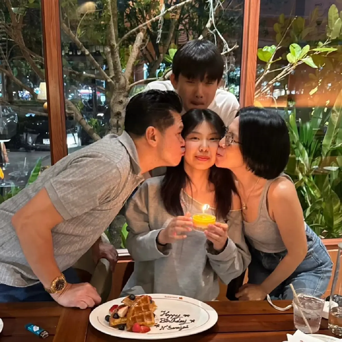 ลูกไม้ตกใต้ต้น ลูกชาย "เต๋า สมชาย" ในวัย 15 ปี ฉายออร่าหล่อเท่  