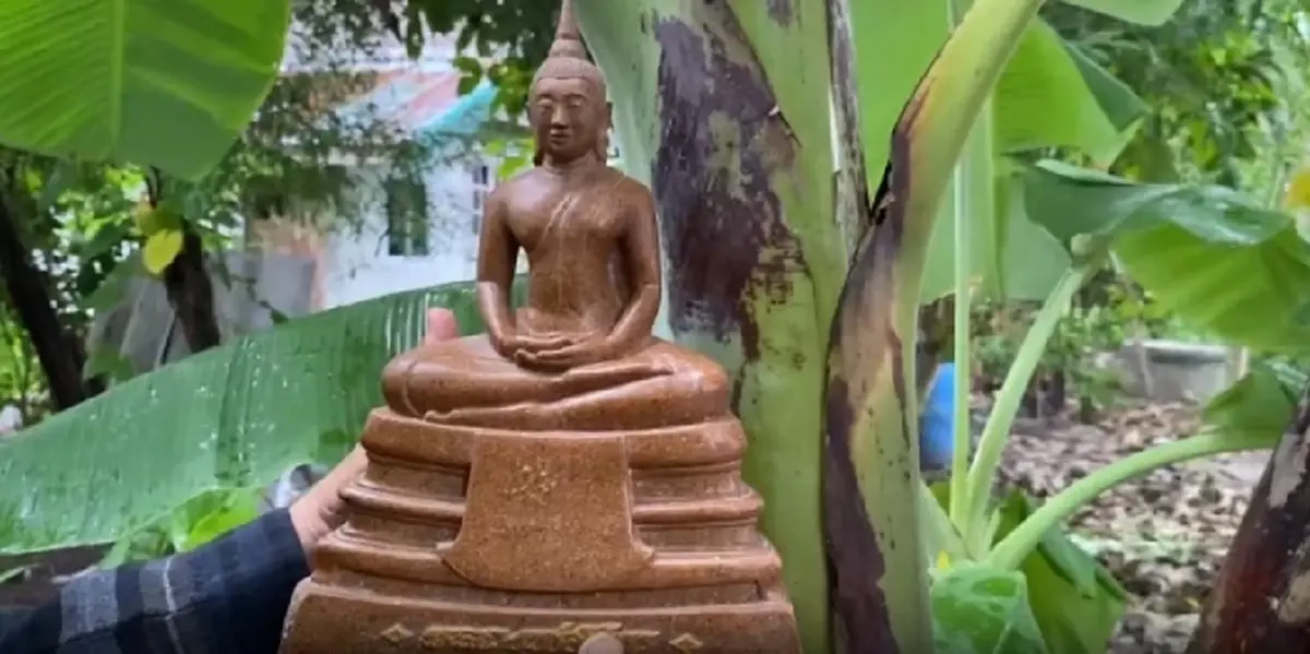ฮือฮา! ลายพระพุทธรูปโผล่ต้นกล้วย จุดธูปได้เลขตรงทะเบียนรถ