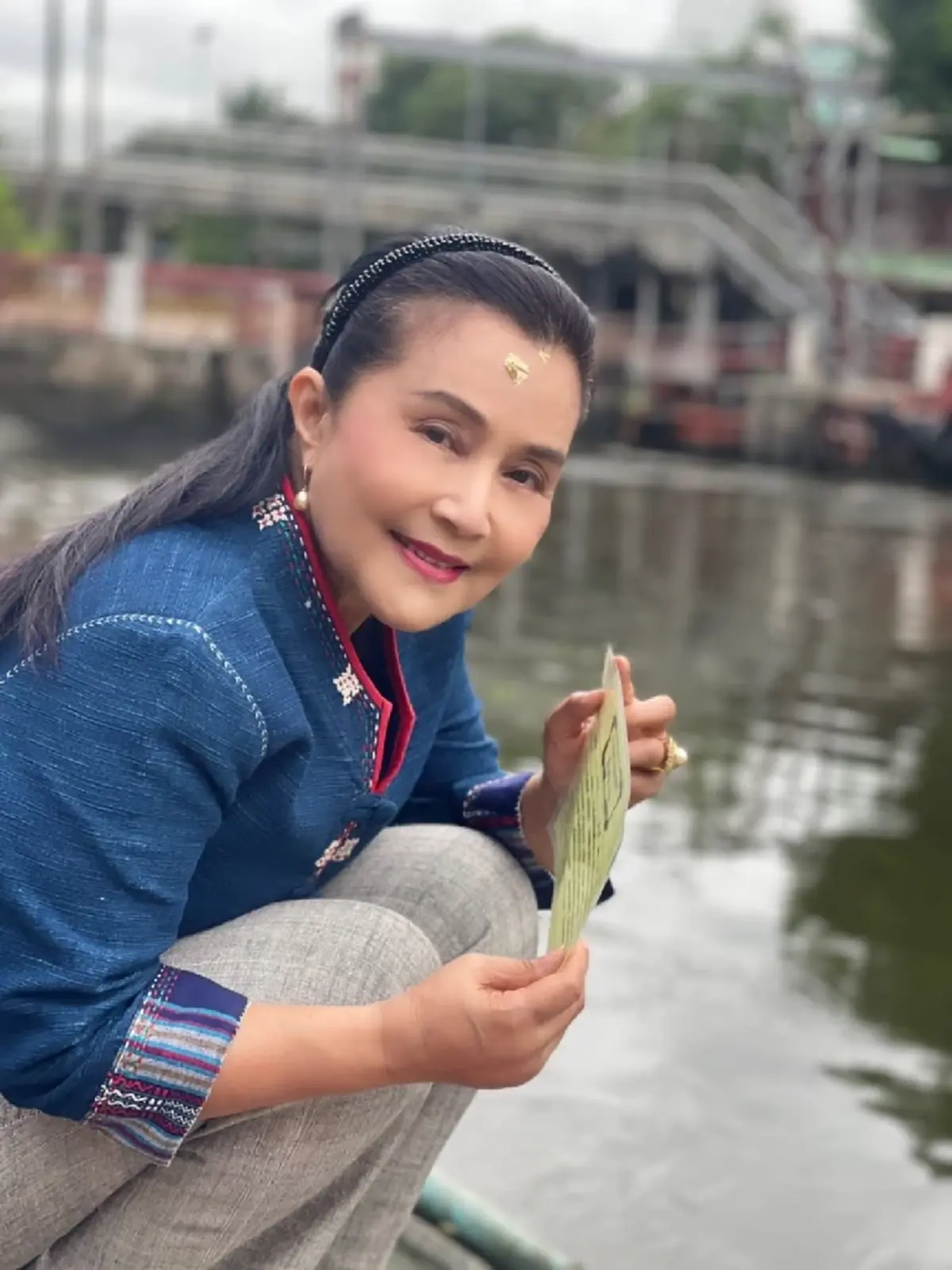 ส่งพลังใจรัวๆ "ไก่ ปริศนา" อดีตนางเอกดัง ยิ้มสู้มะเร็งระยะ 4  