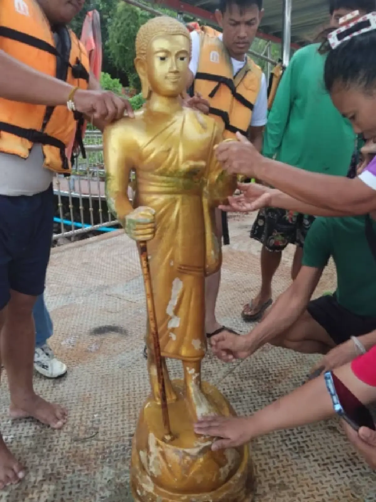 ฮือฮา "พระสิวลีลอยน้ำ" โผล่ติดหน้าวัด ชาวบ้านแห่กราบห็นเลขโผล่