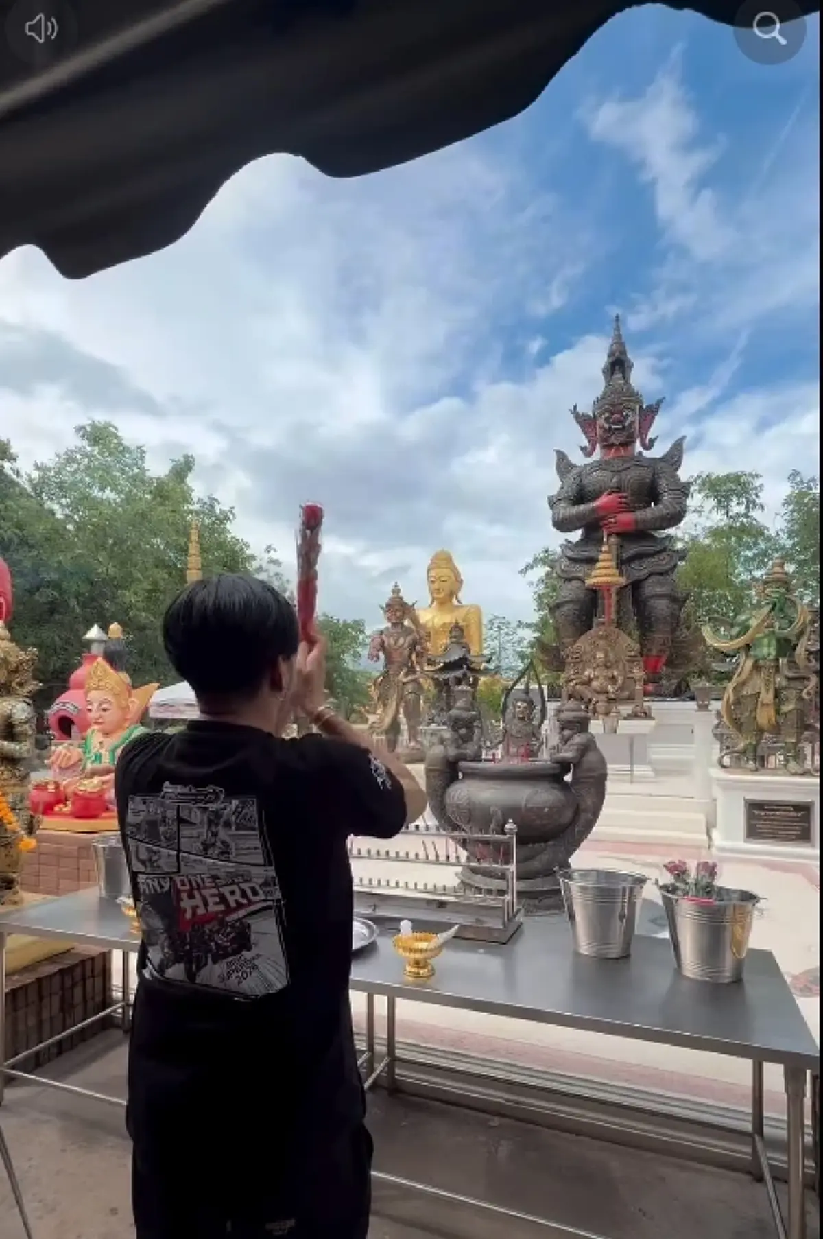 ส่อง บอล เชิญยิ้ม สักการะพระฤาษีนารอด ฮือฮาเลขหางประทัด