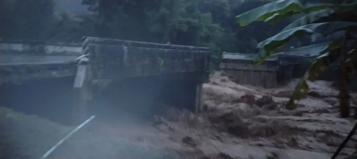 วิกฤต อ.ปัว! ฝนทะลุร้อย น้ำป่าหลากทะลักเข้าท่วมเกือบชั้น 2