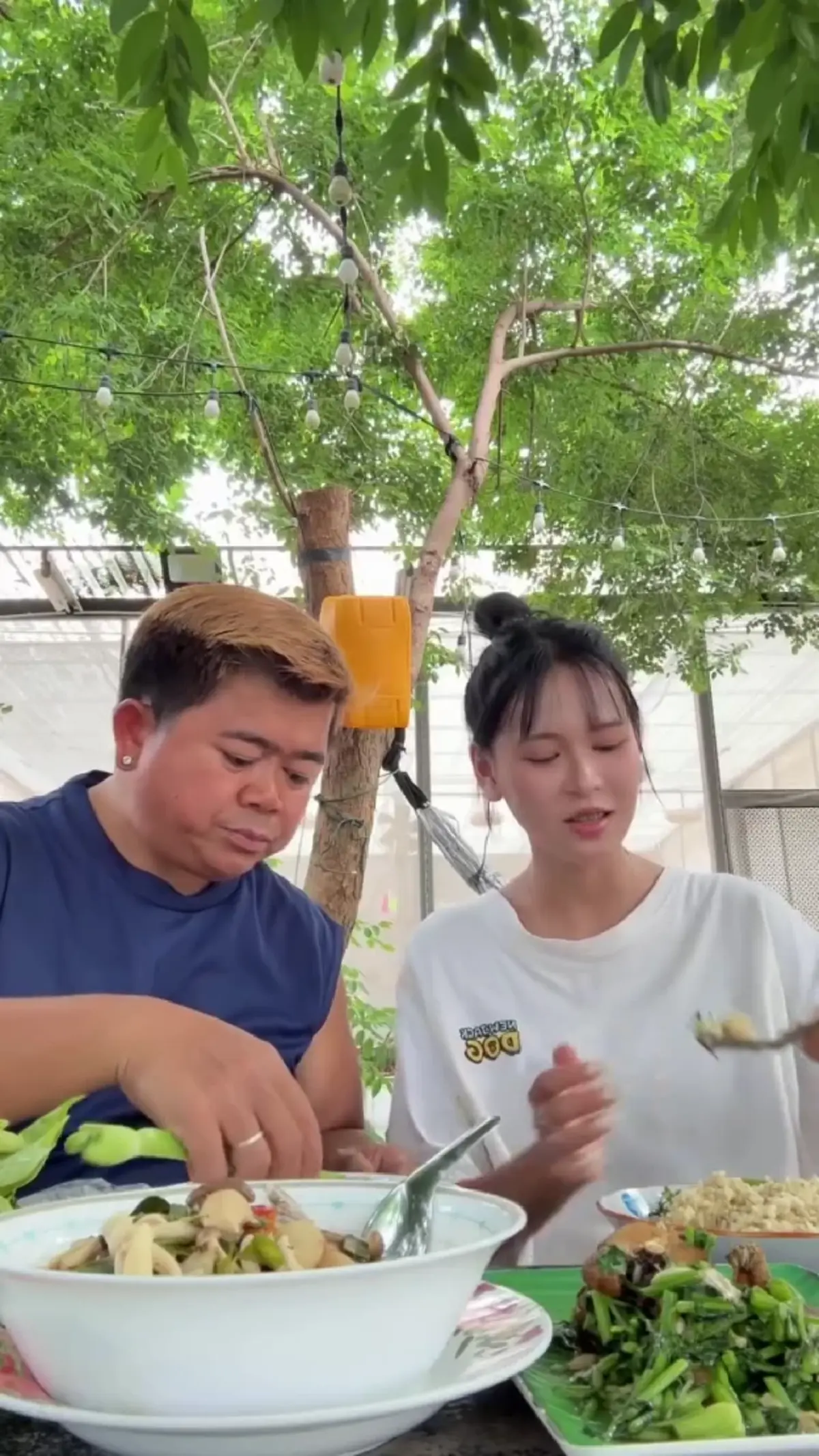 วิถีเรียบง่าย "โก๊ะตี๋" ควงหวานใจ หว่านแหจับปลา ทำอาหารสุดอบอุ่น