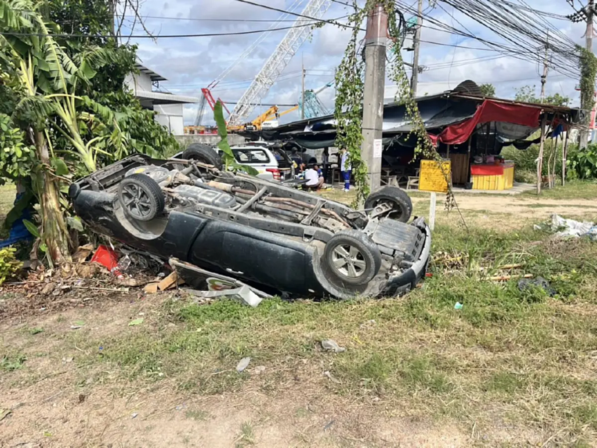 ขนลุก! กระบะคว่ำล้อชี้ฟ้า เฉียด "จอมปลวก" แต่ไร้รอยแม้แต่นิด