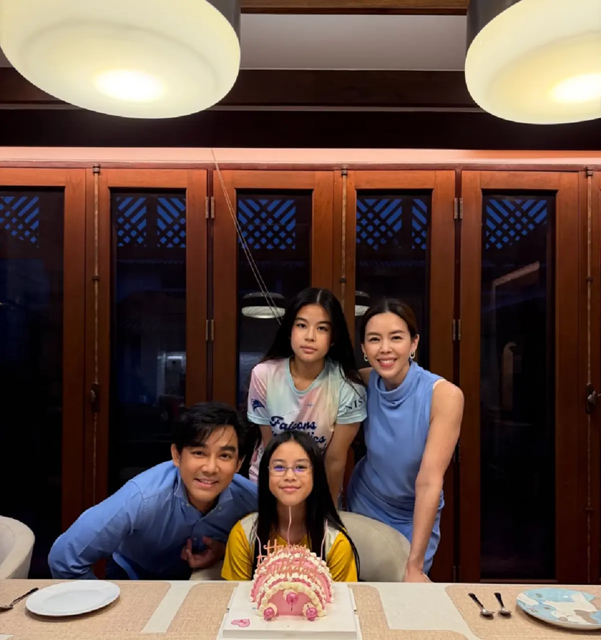 ออร่านางเอกจับ ลูกสาว "พ่อมอส" ออกงานกาล่า ลุคเดรสม่วงหวานฉ่ำ 