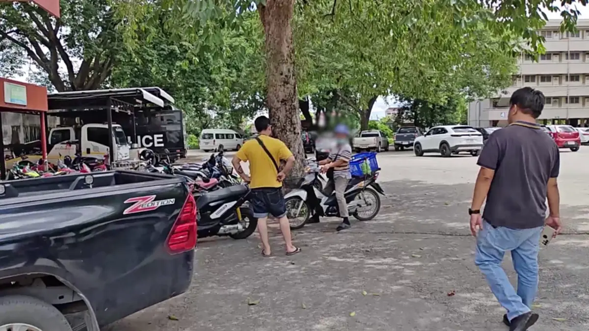 หวิดปะทะ! ลุงลากสุนัข 2 กม. อ้างโซ่ติดโช้กรถ เจ้าของยันดำเนินคดี