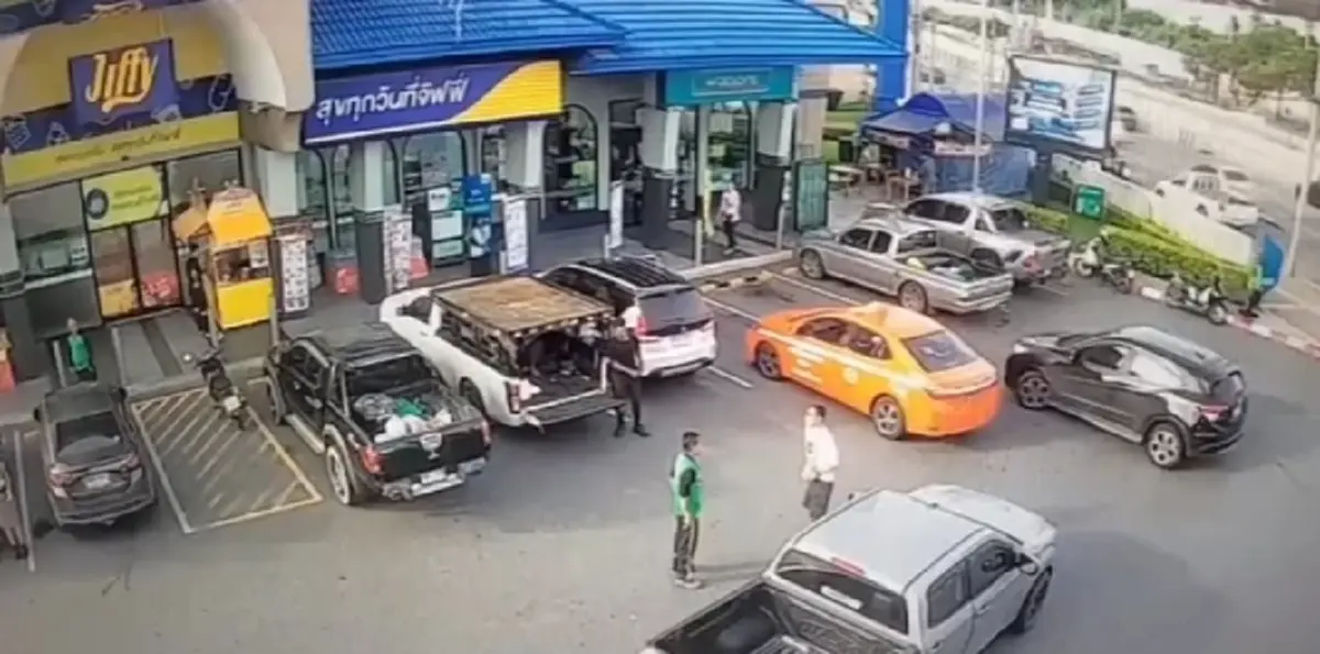 นนทบุรียังเดือด แย่งที่จอดรถ ในปั๊มน้ำมัน หนุ่มฉุนจัด กดไป 5 ปลอก