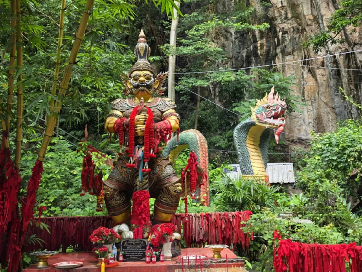 คึกคัก! แห่กราบ "ท้าวเวสสุวรรณหลวงปู่พันล้าน" เลขธูปสะดุดตา
