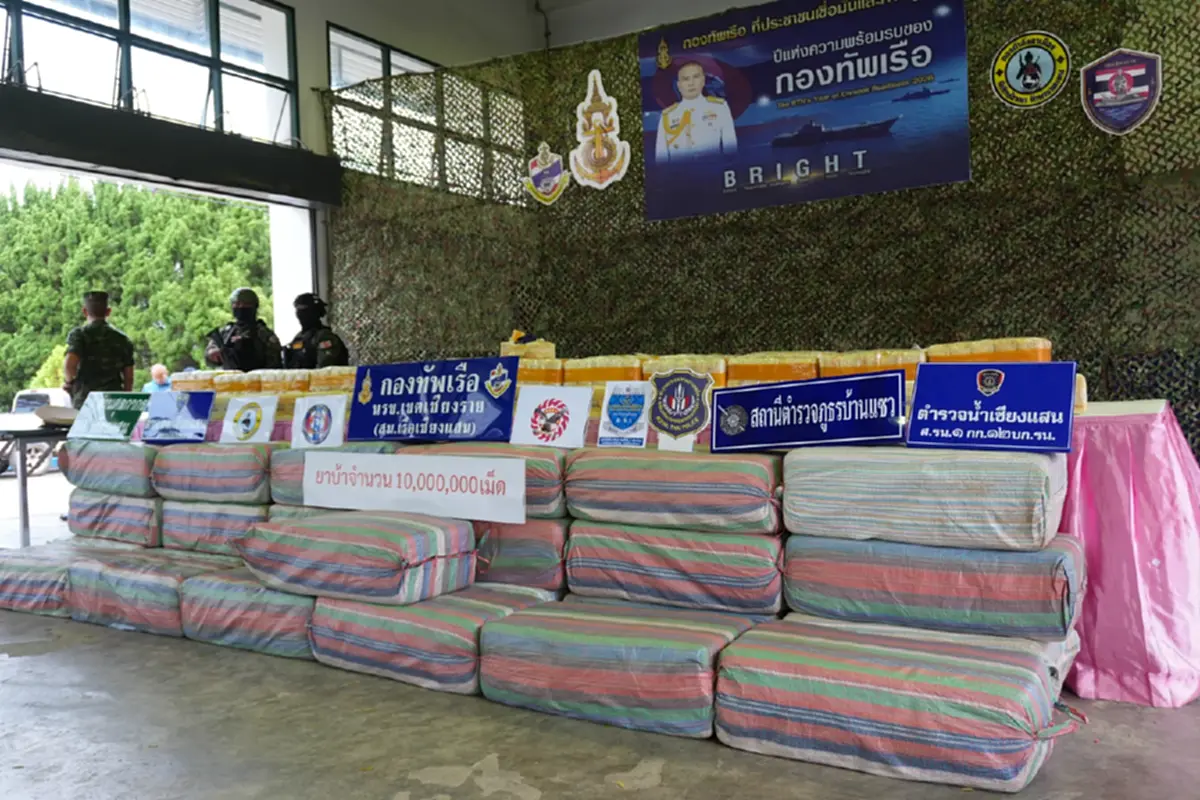 ยึดล็อตใหญ่! ยาบ้า 10 ล้านเม็ด ซุกรถดัดแปลงริมโขง คนร้ายเผ่นหนี