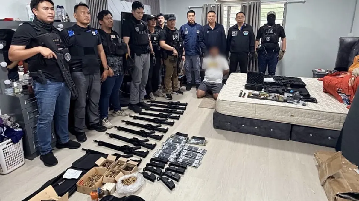 บุกทลายคลังปืนเถื่อน! ยึด AR-15 กว่า 11 กระบอก กระสุนพรึ่บ