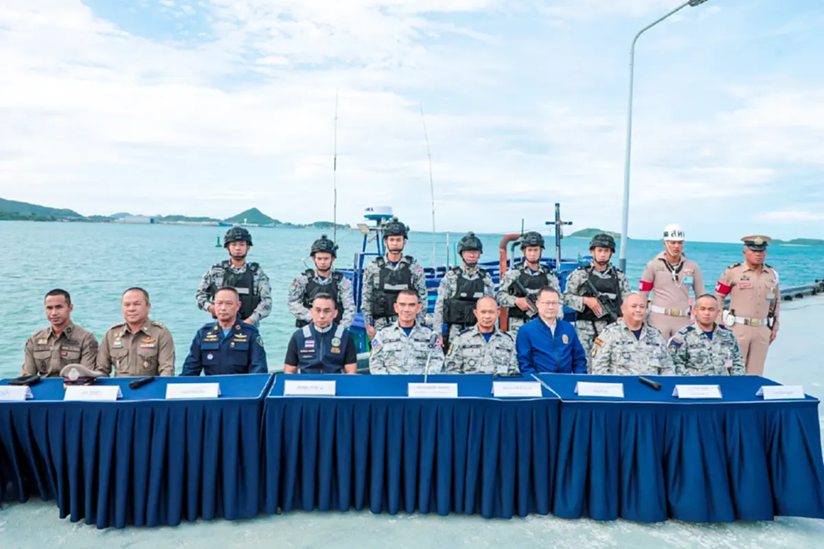 ทัพเรือภาค 1 สกัดจับเรือประมงดัดแปลง ซุกดีเซล 60,000 ลิตร