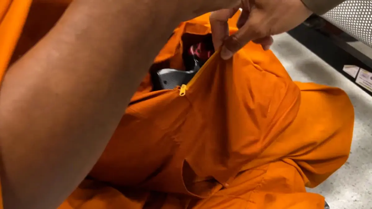 ผวาทั้ง รพ. เห็นด้ามปืนโผล่จากกระเป๋าพระ แจ้งตำรวจสุดท้ายหักมุม