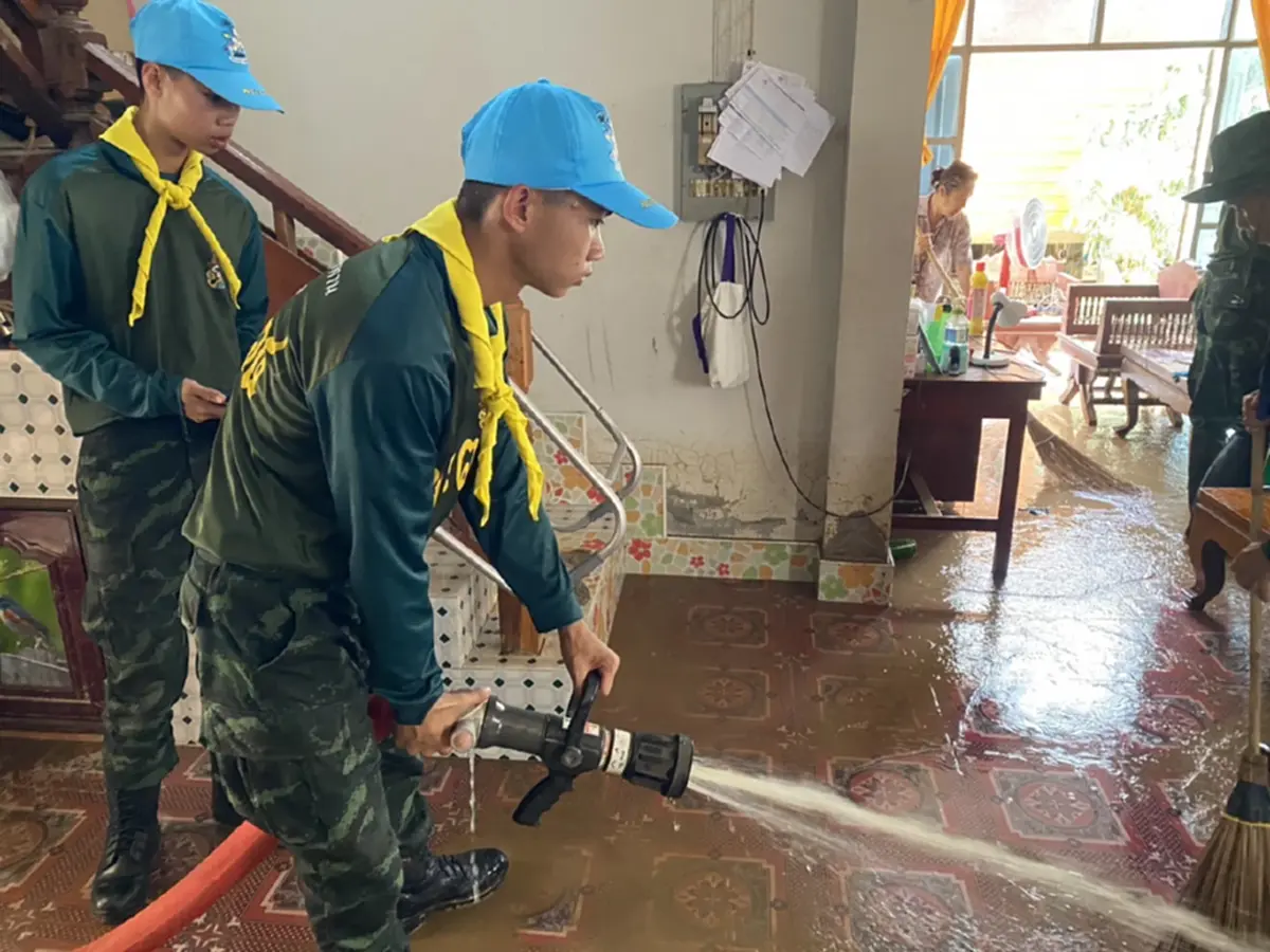 ทหาร มทบ.34 ลุยล้างโคลนฟื้นฟูบ้านเรือน หลังน้ำป่าท่วม อ.ปง