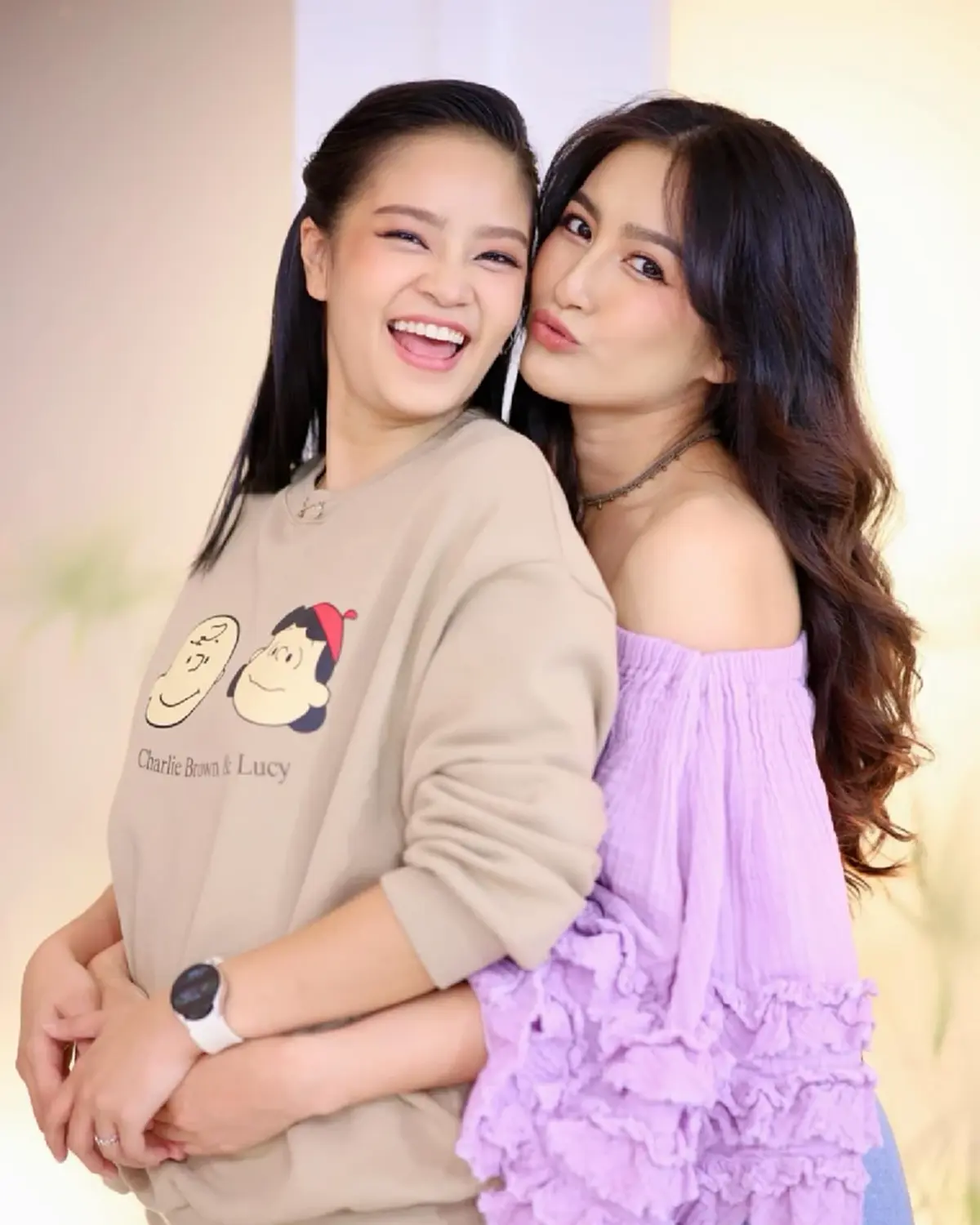 ทว่ากว่าจะออกมาเป็นโมเมนต์หวานเจี๊ยบอย่างที่ทุกคนเห็น กลับต้องผ่านอุปสรรคและเกือบผิดแผนไปหลายรอบ:  แพลนแรก: ตั้งใจจะไปคุกเข่าขอแต่งงานกลางทุ่งดอกไม้ที่ประเทศจอร์เจีย แต่ก็ต้องยกเลิกไปเพราะติดเหตุการณ์ความไม่สงบ  แพลนสอง: เปลี่ยนมาเป็นจัดทริปโรแมนติกที่เขาใหญ่ แต่คิวงานของทั้งคู่ก็ไม่ลงตัว  ส้มหล่นจบที่ญี่ปุ่น: สุดท้ายโชคเข้าข้าง ได้บินไปร่วมทริปปฐมฤกษ์เส้นทางใหม่ที่ประเทศญี่ปุ่น จึงได้จังหวะเปิดฉากคุกเข่าขอแต่งงานบรรยากาศริมแม่น้ำสมใจอยากในที่สุด