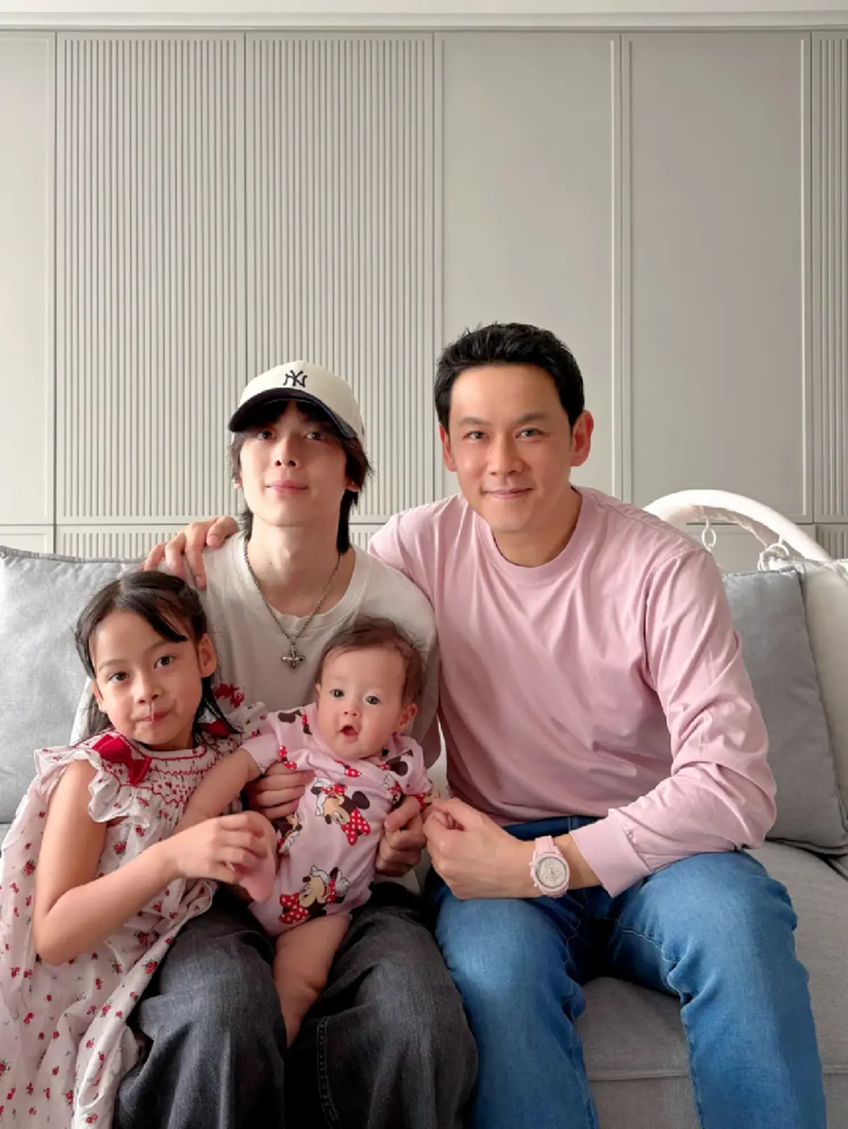 ส่องภาพครอบครัว  ฟลุค เกริกพล  คุณพ่อลูกสาม หน้าตาดี DNA ปังยกบ้าน 