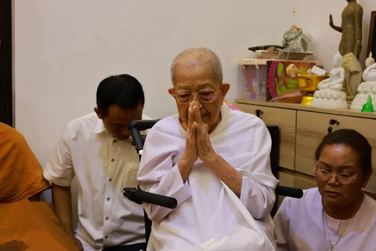 เปิดภาพ "แม่ชีบัวตูม" พี่สาวแท้ๆ "หลวงปู่จื่อ" ดูแลสังขารพระน้องชายไม่ห่าง