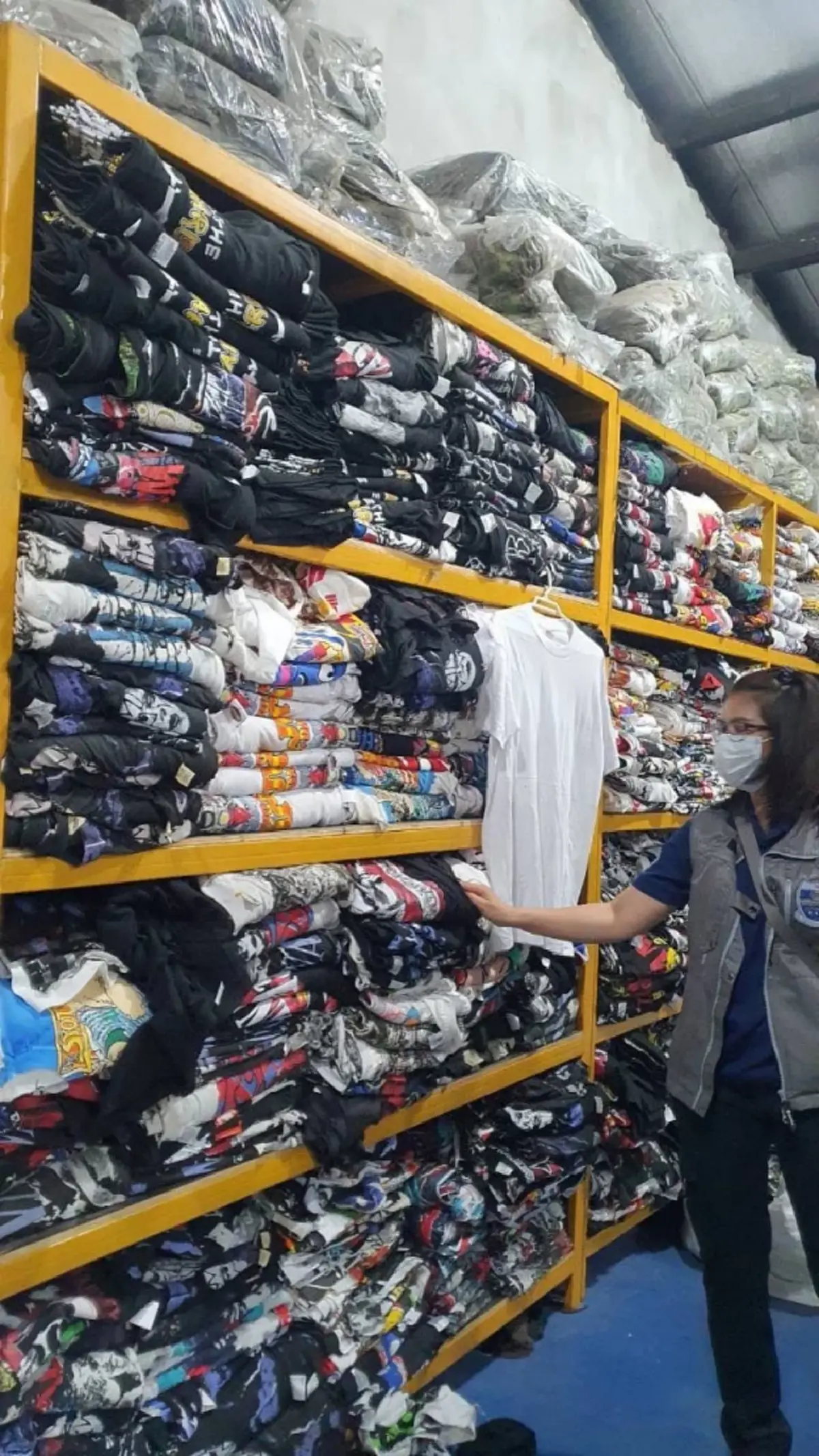 DSI บุกยึดสินค้าปลอมแบรนด์ดัง 18,000 ชิ้น เสียหายยับ 20 ล้านบาท!